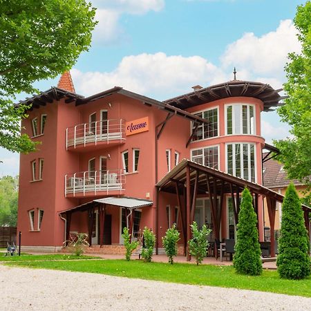 Accomo Apartmanhaz Siofok Exterior photo